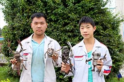 這就是這些工藝品的創作者
