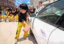 萬通學(xué)子用磚頭把車身砸壞，進(jìn)行修復(fù)準(zhǔn)備
