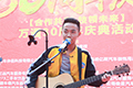 學校樂隊表演自己創(chuàng)作的歌曲