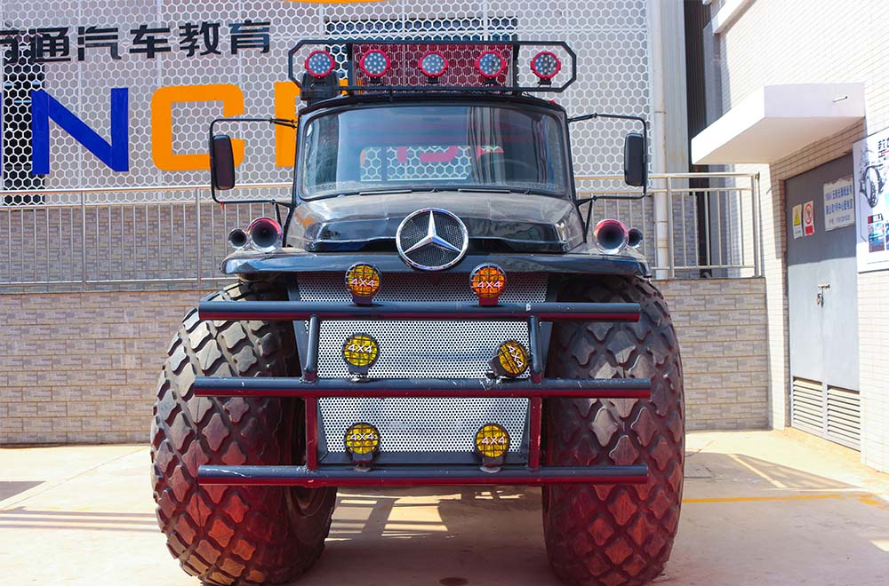 萬(wàn)通自己改裝的大腳車(chē)