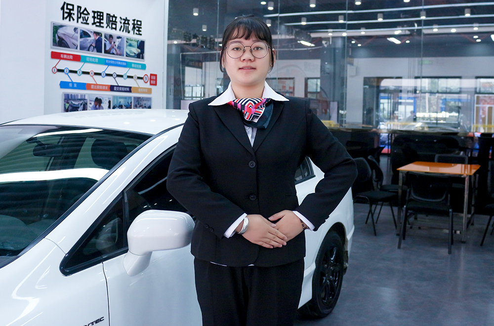汽車商務的靚麗少女