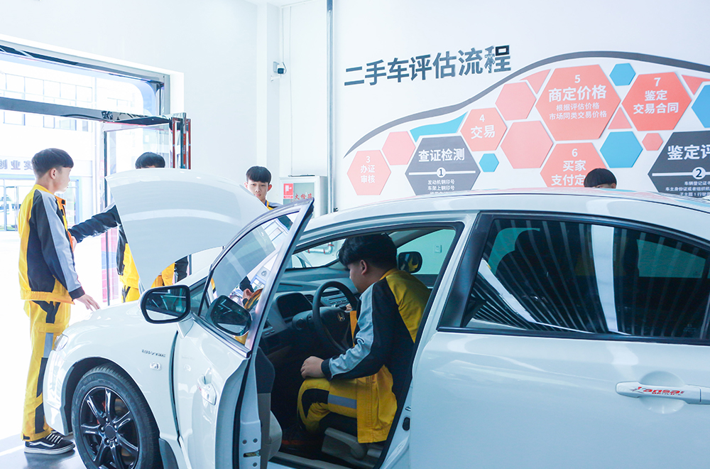 學(xué)生在實(shí)操二手車評(píng)估