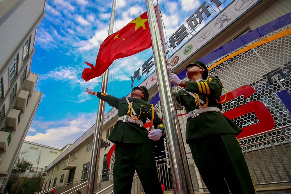國旗護(hù)衛(wèi)隊(duì)守護(hù)美麗校園