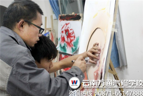 羅本杰老師在認真指導學生做彩繪_副本.jpg