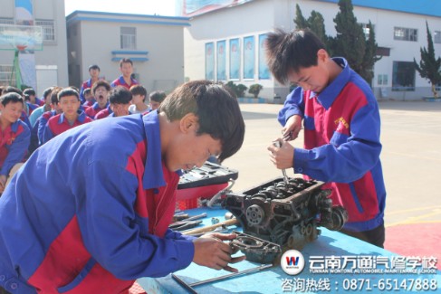 小心翼翼拆卸發動機零部件的王正勇（前）.jpg