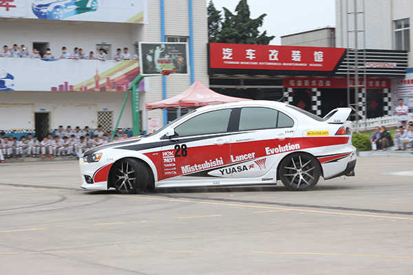 專業(yè)賽車手的展示更好的激發(fā)了同學(xué)們的興趣.jpg