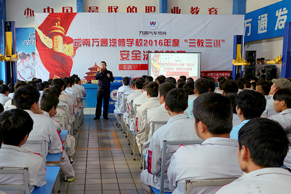 派出所局長告誡學(xué)子遇事要冷靜.jpg