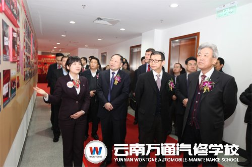 新華教育集團領導陪同人力資源和社會保障部副部長孫寶樹、商務部副部長姜增偉、中國銀監(jiān)會副主席蔡鍔生