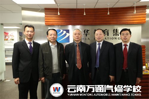 人社部中國職工教育和職業(yè)培訓協(xié)會秘書長畢結禮(中)視察新華教育集團