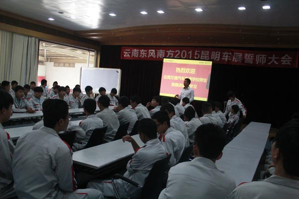 技術(shù)人員進(jìn)行專業(yè)技術(shù)的講解.jpg