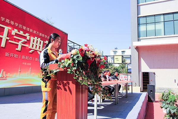 學生代表發(fā)言.jpg