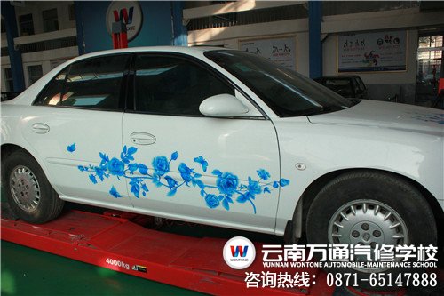 李洪偉、黃文楊兩位同學合作的實訓車輛彩噴“青花瓷”